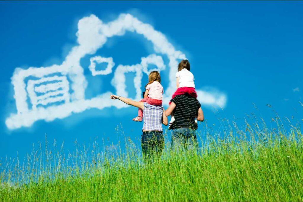 Famille qui dessine un projet de maison dans un nuage