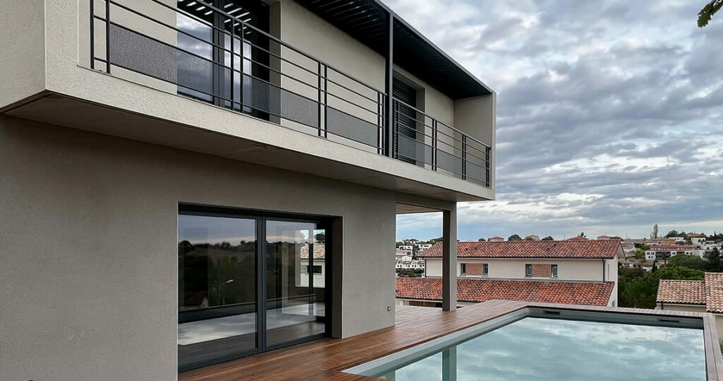 Construction d'une maison moderne avec piscine à Montastruc par VIP Création
