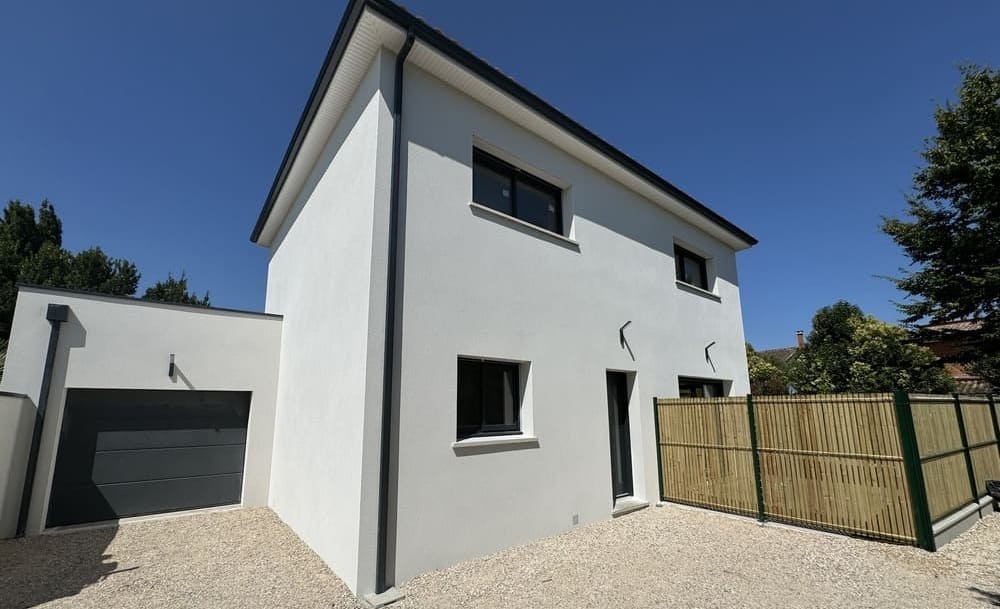 Façade de la maison à étage à Saint Loup Cammas avec le constructeur VIP Création