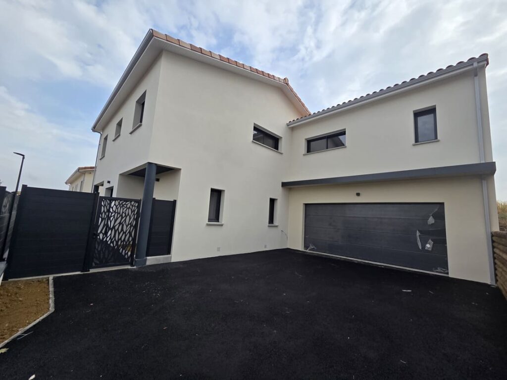 Pavillon à étage avec décroché à Bazus